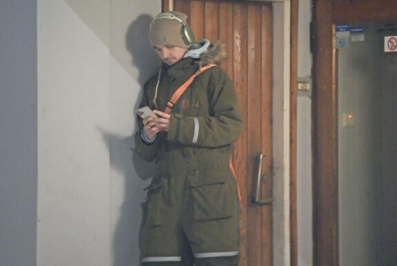 Lukuisista naisseikkailuistaan tunnettu Roope Salminen on taas uudessa suhteessa. Kuvassa Roope hiippaili pois Vivianin asunnolta viime viikon torstaina.