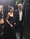 Meghan ja Harry edustivat mustissaan. Harry jätti rennosti paidan ylänapit auki.