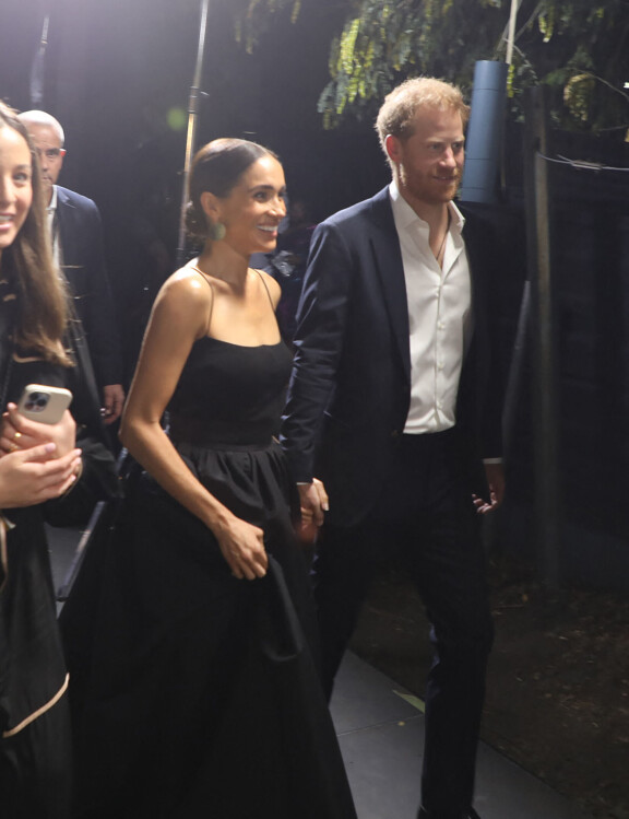 Meghan ja Harry edustivat mustissaan. Harry jätti rennosti paidan ylänapit auki.