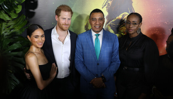 Meghan ja Harry kuvauttivat itsensä Jamaikan pääministeri Andrew Holnessin ja tämän Juliet-vaimon kanssa.