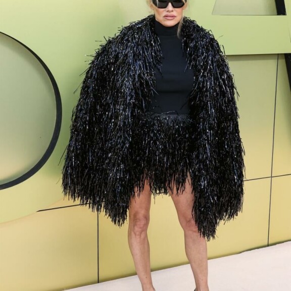 Pamela Andersonin hapsuasu keräsi katseita. pamela anderson