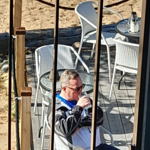 Mika Lintilä nautiskelemassa tuopillista, pöydällä myös snapsilasi. Kuva otettu Kalajoella ravintola Beacho Rosén terassilla. Mika Lintilä