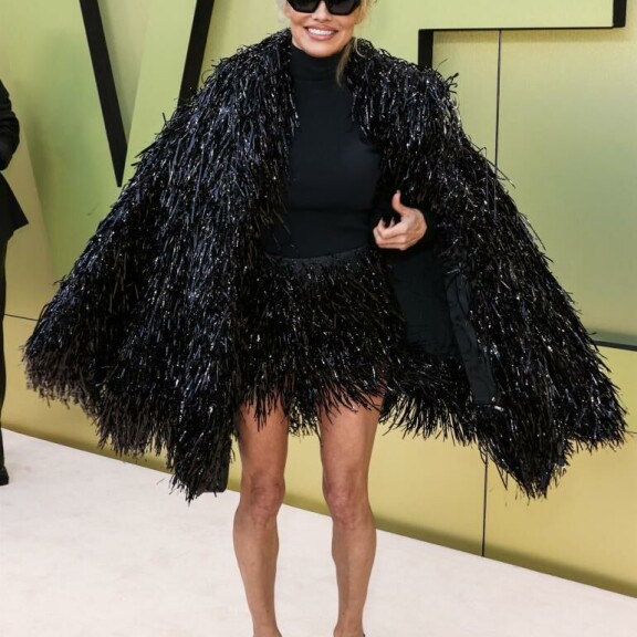 Pamela esitteli kuvaajille asuunsa kuulunutta muhkeaa takkia. pamela anderson