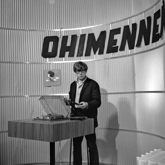 Ohimennen oli nuorten musiikkiohjelma, jota Markku juonsi Suosikin myöhemmän päätoimittajan Jyrki Hämäläisen kanssa. Vuoden 1966 Markku kelpaisi tuossa asussaan nykypäivänkin katukuvaan. Ohimennen oli nuorten musiikkiohjelma, jota Markku juonsi Suosikin myöhemmän päätoimittajan Jyrki Hämäläisen kanssa. Vuoden 1966 Markku kelpaisi tuossa asussaan nykypäivänkin katukuvaan.