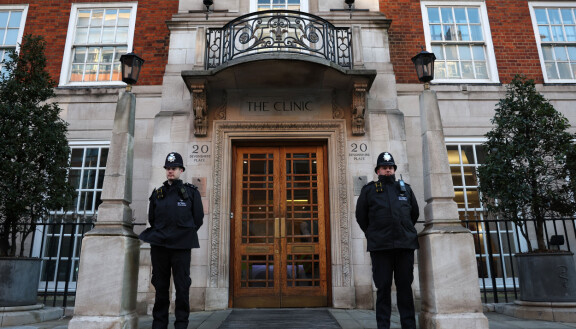 Poliisit vartoivat The London Clinicin ovella. Varmaan turha sanoakaan, etteivät ole siellä aina vartiossa. Leikattu Kate toipuu sairaalassa ehkä vielä ensi viikkoon, ja sen jälkeen kevääseen asti kotona.