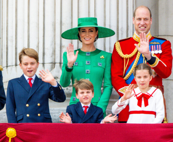Kuvan eturivin arvohenkilöt eivät ole tervetulleita London Clininicille lainkaan.