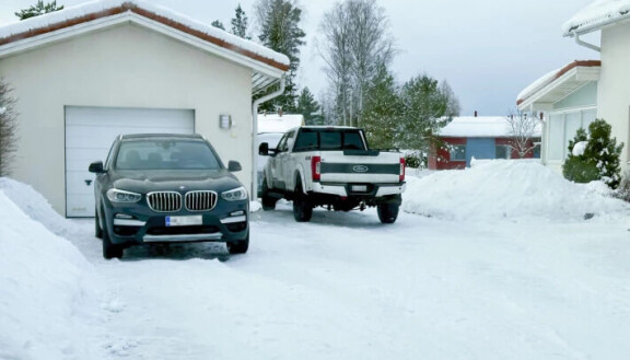 Viivin ja Robertin autot on nähty jo pidempään sulassa sovussa kaunottaren asunnolla.