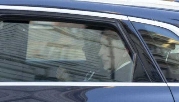 Charles ajeli Camillan saattamana erityisautollaan sairaalaan. Huomaa montaa muuta maata rennompi ote turvallisuuteen, takaikkuna on raollaan.