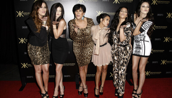Tässä vuoden 2011 Kardashian perheen jäseniä on hankala tunnistaa samaksi perheeksi kuin viime vuoden joulun kuvassa.