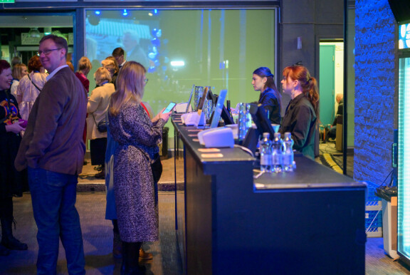 Baari palvelee Pekka Haaviston vaalivalvojaisissa Kulttuuritehdas Korjaamolla.