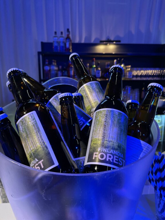 Tältä näyttivät tarjoilut Alex Stubbin vaalivalvojaisissa: samppanjat jäähdytetty!