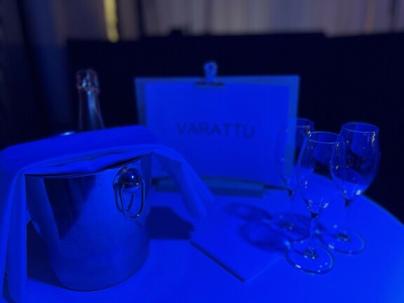 Tältä näyttivät tarjoilut Alex Stubbin vaalivalvojaisissa: samppanjat jäähdytetty!