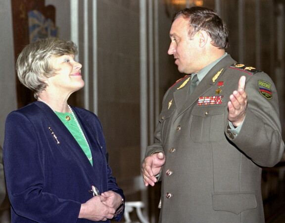 Suomen puolustusministeri Elisabeth Rehn kuvattuna Venäjän puolustusministeri Pavel Grachevin kanssa kesällä 1993. Seuraavana vuonna Elisabeth nousi presidenttiehdokkaaksi.