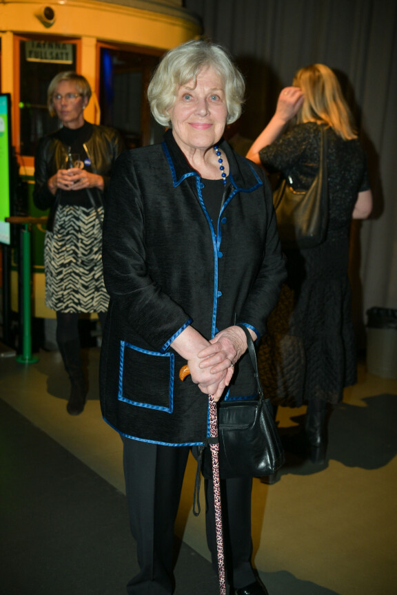 Elisabeth Rehn, 88, käyttää kävelykeppiä kipeän polvensa vuoksi.