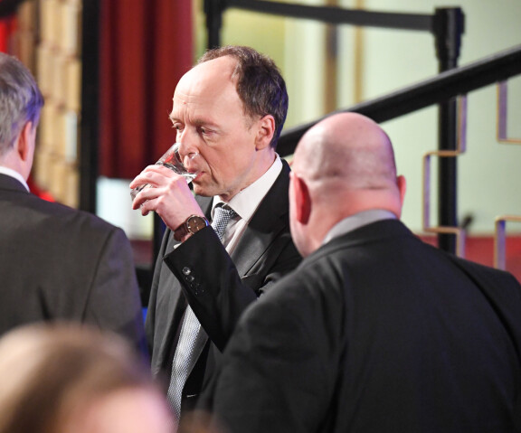 Halla-ahon juhlat jäivät yhteen drinksuun.