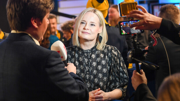 Riikka Purra repäisi asusteillaan vaalivalvojaisissa - korkeat korot kruunasivat kokonaisuuden - kuva!