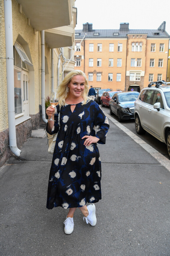 Laulaja Jonna Geagea laajentaa parhaillaan osaamistaan. Jonna suoritti ravintolakoulu Perhon harjoittelunsa Le Ankka-ravintolassa.