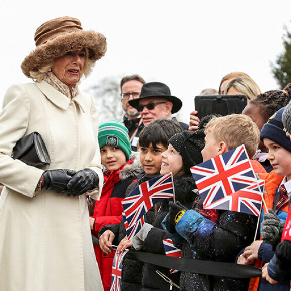 Nolo lahja! Kuningatar Camillan reaktio puhuttaa maailmalla Camilla