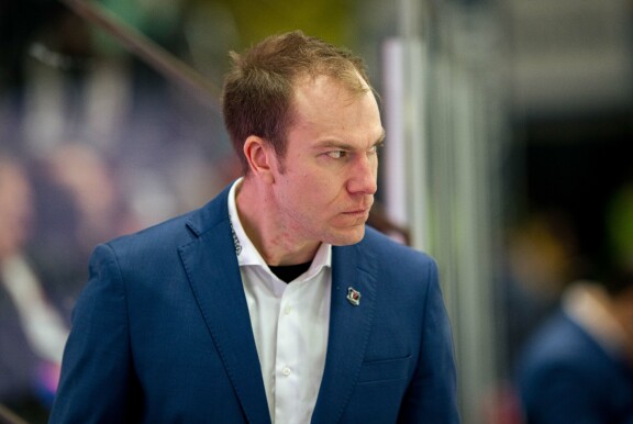 Tulokasluotsi Mikko Heiskanen on kovassa paikassa JYPin peräsimessä.