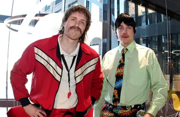 Video: Putous-tähdet väänsivät kättä - "Kakkonen on ykkönen"