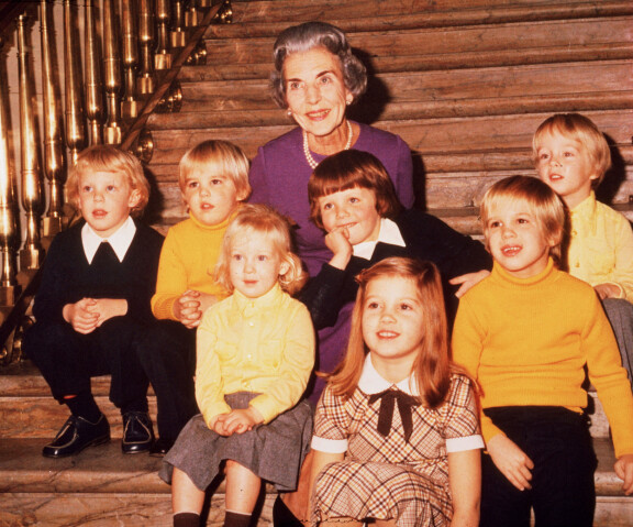 Ingrid 1970-luvulla kuvattuna lastenlastensa Joachimin, Nicholasin, Alexandran, Frederikin, Alexisin, Pavlosin ja Gustavin kanssa. Frederik nojaa isoäitinsä syliin. Seuraavina vuosina lapsikatras kasvoi vielä neljällä lastenlapsella.