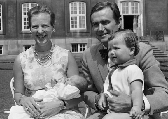 Margareeta ja Henrik kuvattuna kahden pienen poikansa Joachimin ja Frederikin (isänsä sylissä) kanssa vuonna 1969.