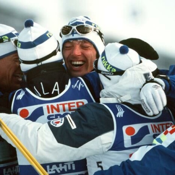Mika Myllylää juhlittiin Lahden MM-kisoissa 2001, kunnes dopingskandaali räjähti käsiin. Mika Myllylää juhlittiin Lahden MM-kisoissa 2001, kunnes dopingskandaali räjähti käsiin.