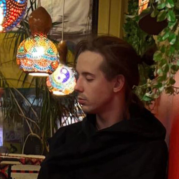 Tuure lepuutti silmiään pizzeriassa. Tuure lepuutti silmiään pizzeriassa.