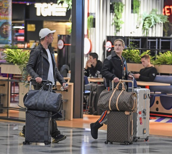 Seiskan paparazzi bongasi JP:n ja Netan lentoasemalta vain päiviä ennen kuin rakkaan tausta paljastui aviomiehelle.
