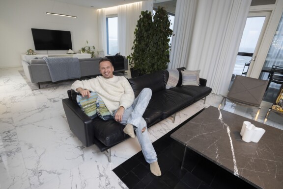 Designhuonekaluilla varustetun poikamiesboksin ikkunoista näkee Helsingin Pihlajasaareen asti.