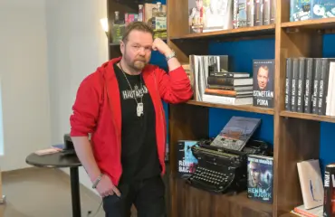 Suositun Hautalehto-sarjan luonut Christian Rönnbacka mukana viinanhuuruisessa bisneksessä: Pullotan ja maistelen