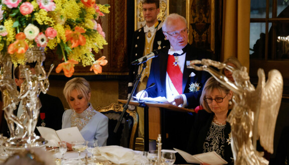 Juhlapuheen piti itse kuningas. Kuvassa vasemmalla tyylikkään vaaleansinisessä puvussaan on presidentti Macronin opettajapuoliso Brigitte Trogneux. Presidentti vastasi omalla kiitospuheellaan.