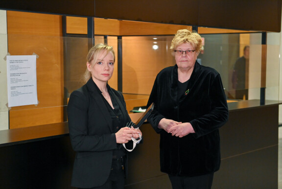 Kuvassa Tikkasen puolustajat Maija Heinonen (kuvassa vasemmalla) sekä Kerstin Koorti.