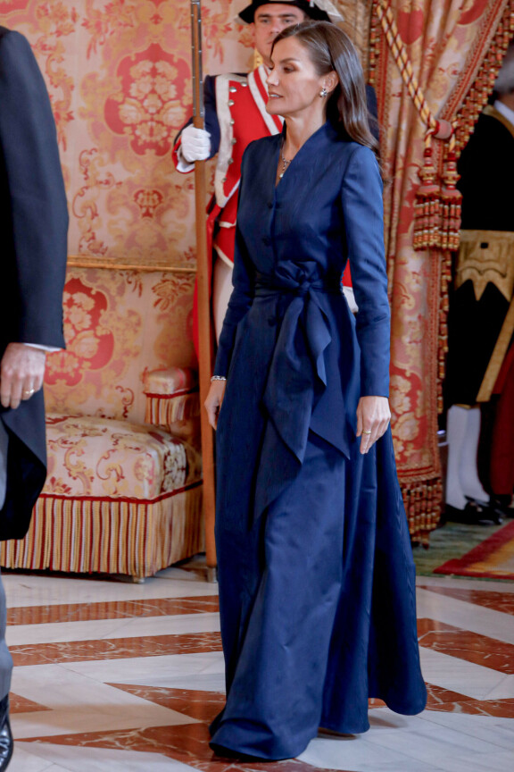 Letizia pukeutui juhliin siniseen asuun.