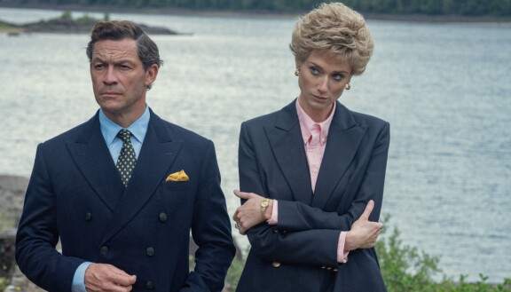 Dominic West ja Elizabeth Debicki roolihahmoinaan The Crownissa. Downton Abbeyssa Westin hahmo on Guy Dexter.