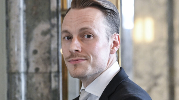 Markus Räikkönen heittäytyi syvälliseksi - ulkoasu kuin James Bondilla!