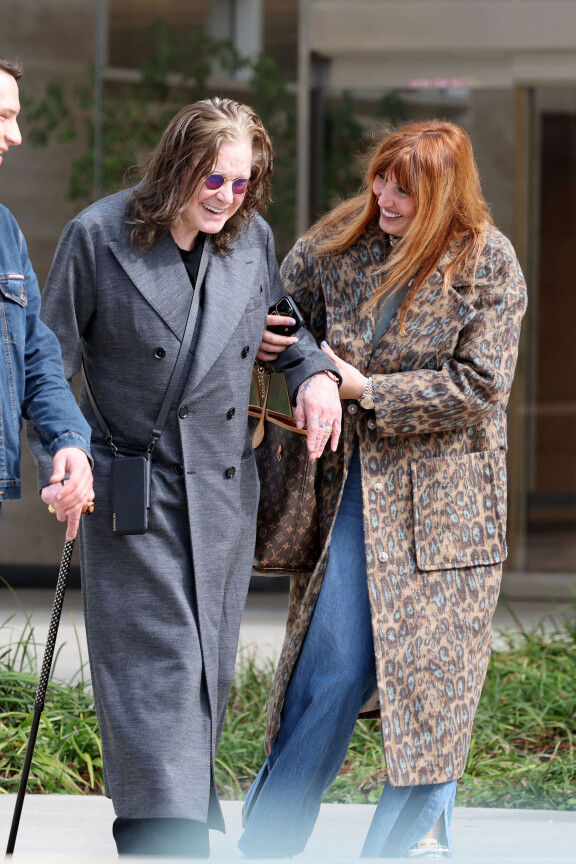 Ozzy nauroi makeasti kävellessään kävelykeppiin tukeutuen.