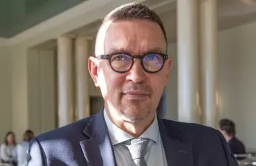 Drinkit kaatuilivat! Tom Packalén joutui sanaharkkaan baarissa – kohukansanedustaja haukkui naisen