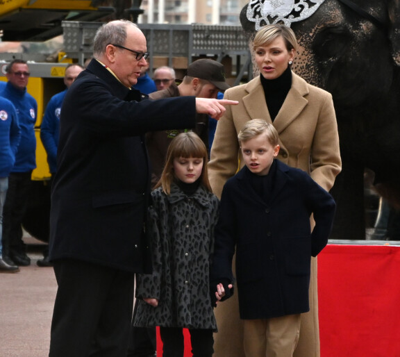 Albertin ja Charlenen kaksoset Gabriella ja Jacques ovat 9-vuotiaita. Monacossa nainen ei voi periä kruunua, joten Monacon seuraava hallitsija on Jacques.