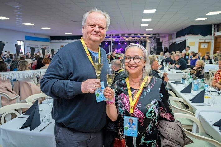 Tältä legendaarinen Jyrki-juontaja Pizza Pekkarinen näyttää nyt – Aurinkorannikon suomalaiset juhlistivat Dannyä Pizza Pekkarinen