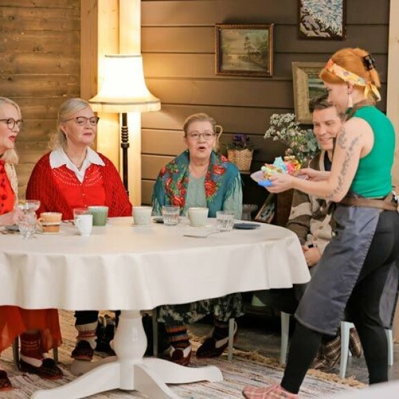 Mummotuomareiden ohella makealle perso Anttikin saa maistella leipomuksia, ja sehän sopii hänelle hyvin. Mummotuomareiden ohella makealle perso Anttikin saa maistella leipomuksia, ja sehän sopii hänelle hyvin.