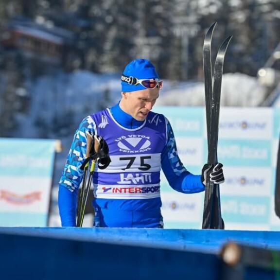 Kohta saavat sukset kyytiä. Pahasti pettynyt Jari Isometsä (Jon-Jon Geitel) marssimassa Lahden hiihtostadionilla. Kohta saavat sukset kyytiä. Pahasti pettynyt Jari Isometsä (Jon-Jon Geitel) marssimassa Lahden hiihtostadionilla.