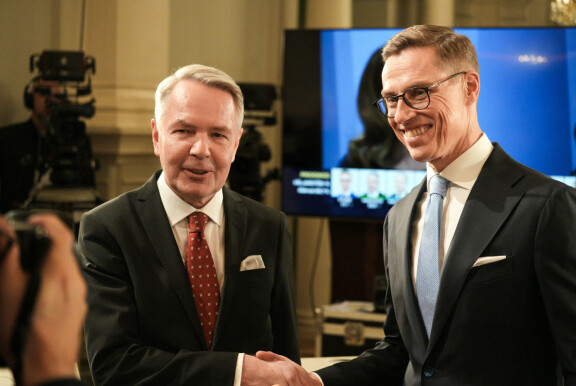 Pekka ja Alexander kättelivät päästyään presidentinvaalien toiselle kierrokselle.
