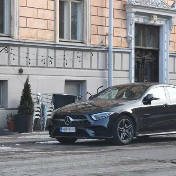 Martina Aitolehden ökykiesi kummastutti Helsingissä – kuva Martina Aitolehden auto.