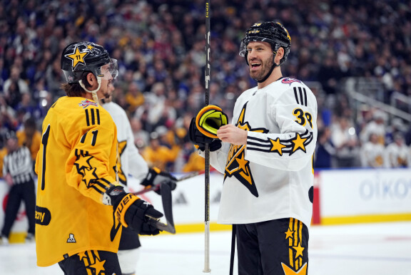 Boone Jennerillä (oik.) ei olisi pitänyt olla mitään asiaa NHL:n tähdistöotteluun.