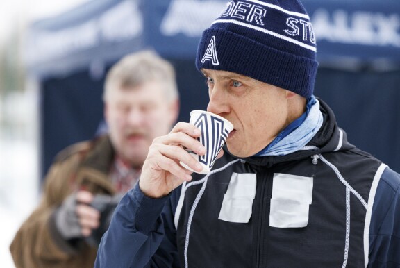 Alex kulautti maalissa kuumaa mehua kitusiinsa, ennen kuin asteli Seiskan reportterin eteen.