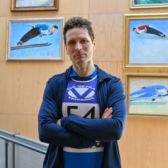 Janne Immosta esittävä Kai Vaine on muiden näyttelijöiden tavoin kisakiräessä kunnossa. Janne Immosta esittävä Kai Vaine on muiden näyttelijöiden tavoin kisakiräessä kunnossa.
