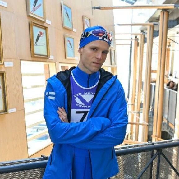 Jari Isometsää näyttelevä Jon-Jon Geitel on saanut oppia, että hiihto on hyvinkin tekninen laji. Jari Isometsää näyttelevä Jon-Jon Geitel on saanut oppia, että hiihto on hyvinkin tekninen laji.