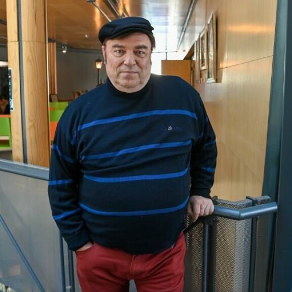 Pertti Sveholm esittää Suomen Hiihtoliiton puheenjohtajaa Paavo M. Petäjää, jolle koitti Lahdessa 'kusiset paikat.' Pertti Sveholm esittää Suomen Hiihtoliiton puheenjohtajaa Paavo M. Petäjää, jolle koitti Lahdessa 2001 'kusiset paikat.'
