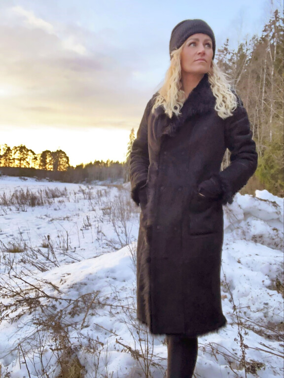 Helena kertoo, että häntä ajaa asiassa se, että Suomessa on paljon asioita, mihin pitäisi saada apua.